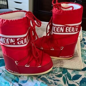 Red moon boots in size 10C kids